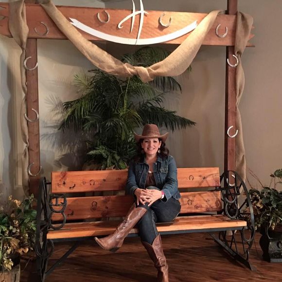 Meet your Posher, Gloria - Picture 1 of 1